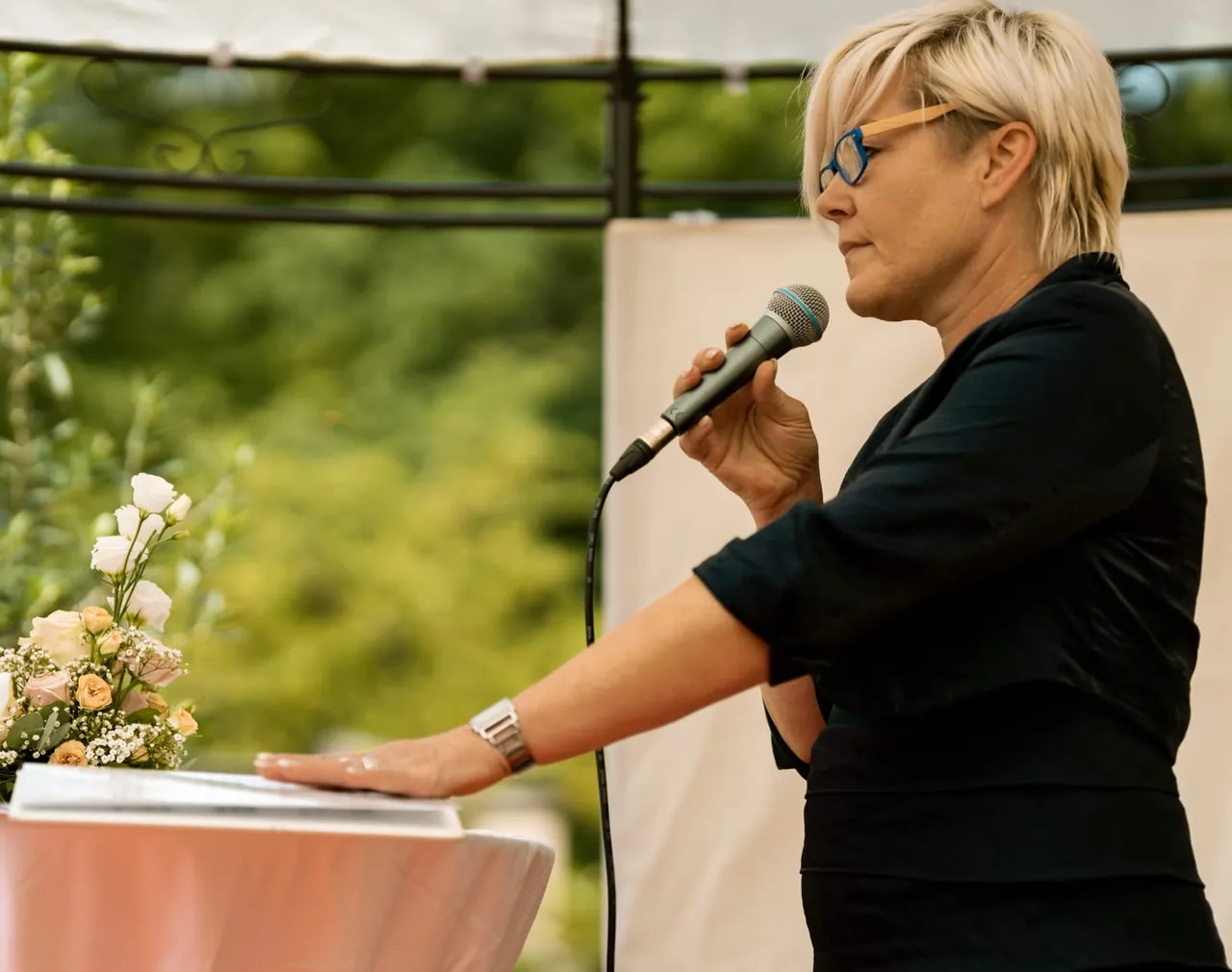 Jana Beyer spricht bei einer freien Trauung ins Mikrofon